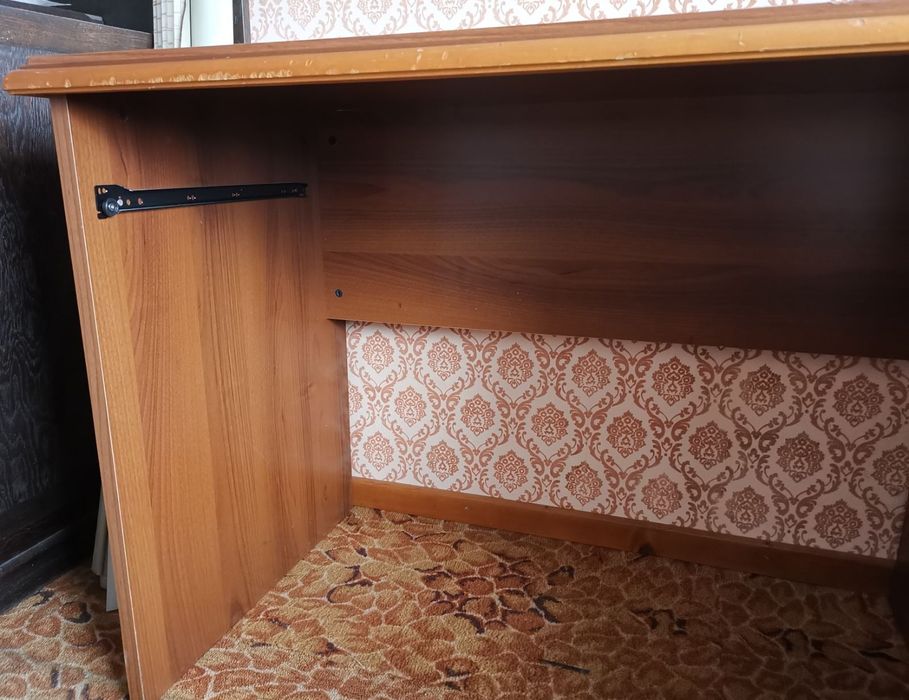 Бюро с голямо чекмедже