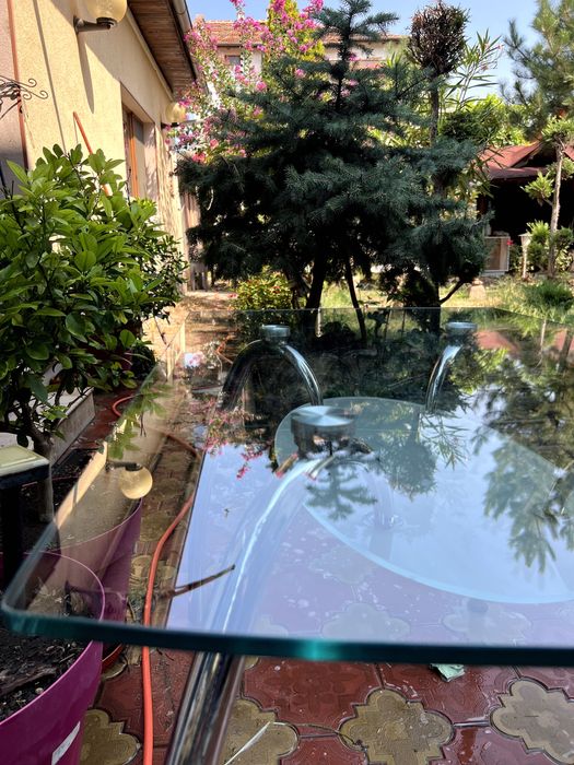 Стъклена маса с метална основа - никелирана.