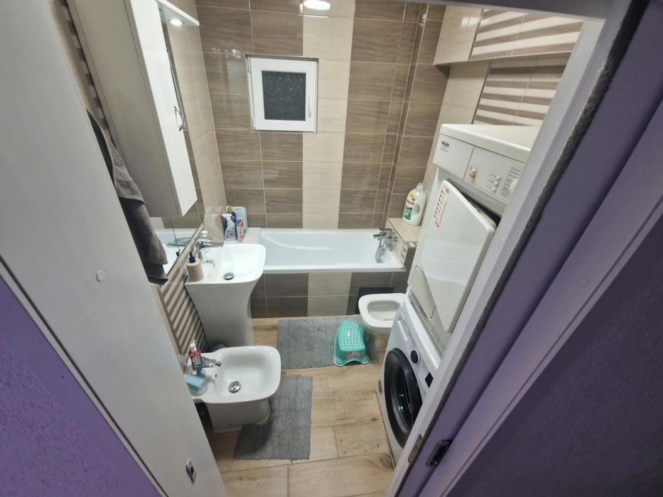 Apartament cu 4 camere 120 m2 construiți 100 m2 utili et 3/8 2 băi în cart Micro 17 BDUL Independentei