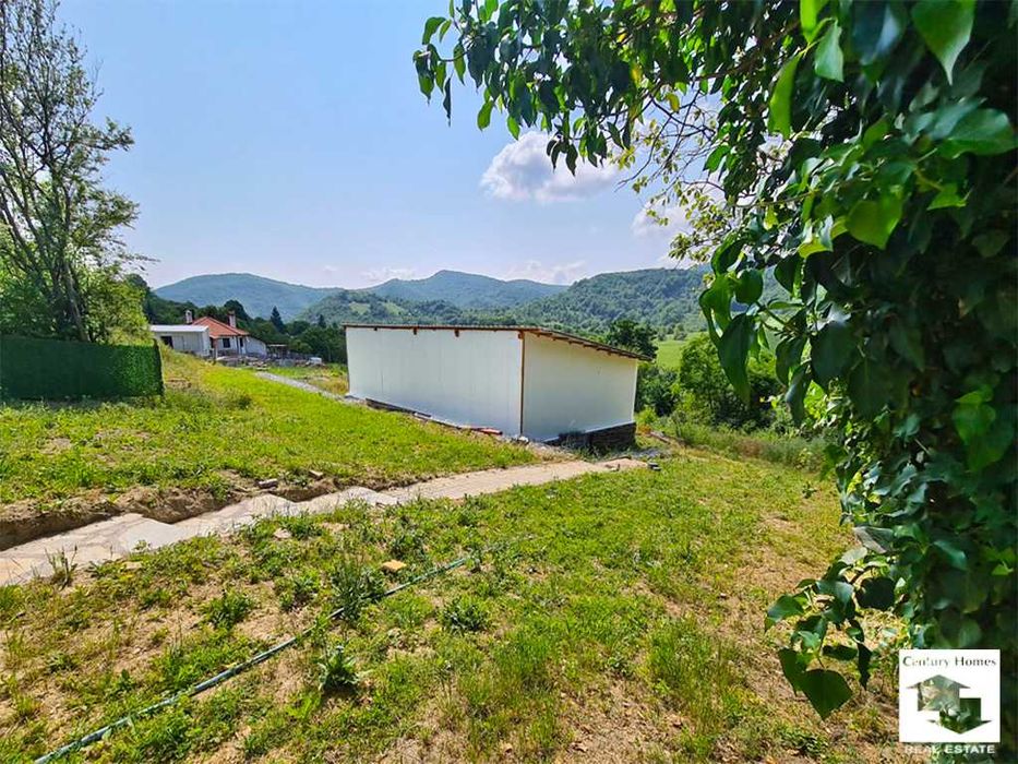 125181 Панорамен парцел с едноетажна сглобяема сграда в с. Бадевци