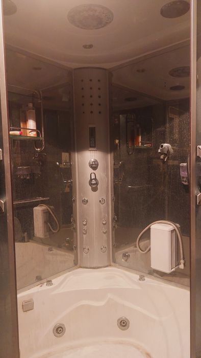 Душевая кабина и джакузи