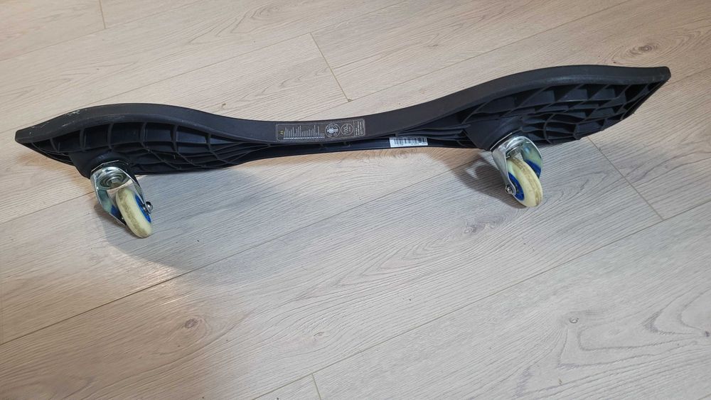 Waveboard : skateboard cu 2 roti.