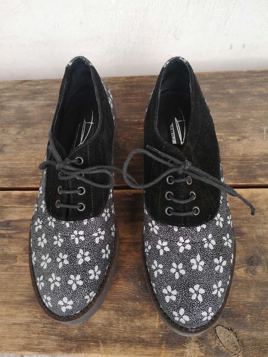 Обувки с оригинален десен и допълнителен ефект с ресни