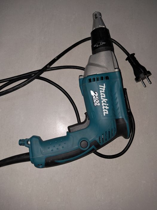 Vând Filetantă Makita și proiectoare LED