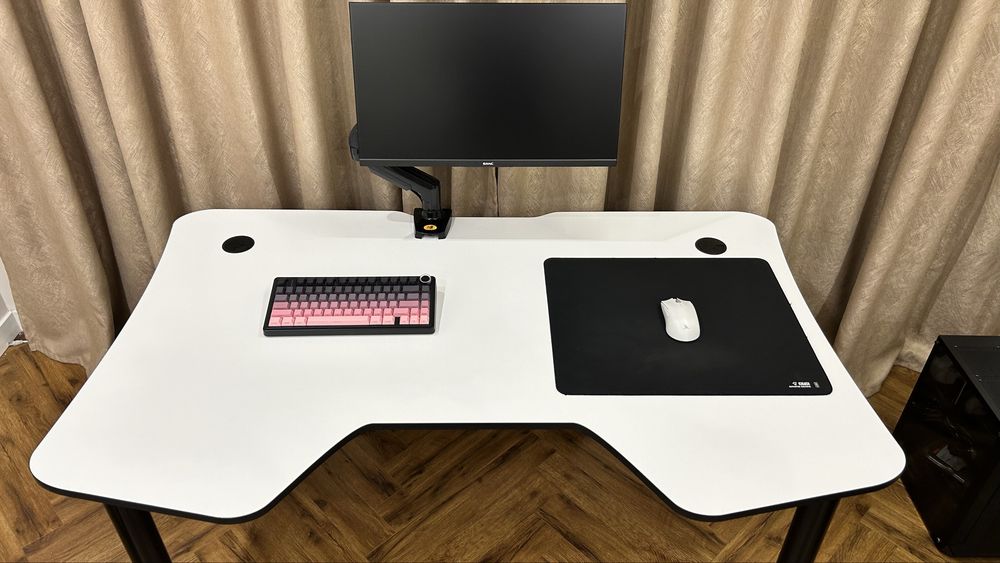 Игровой / компьютерный стол 140×87 см |