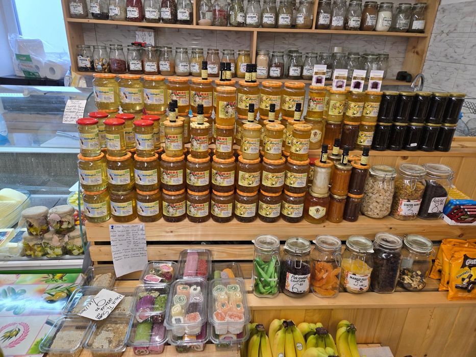 Afacere la cheie - APROZAR cu de toate, de la FRUCTE EXOTICE la MURATURI