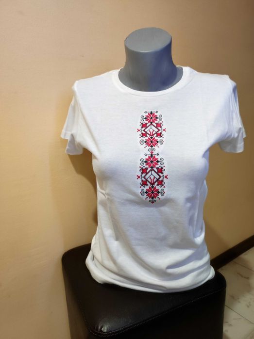 бродирани дамски тениски с българска шевица
