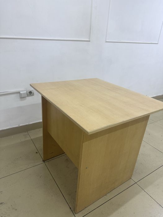 Рабочий стол для учебы или офиса