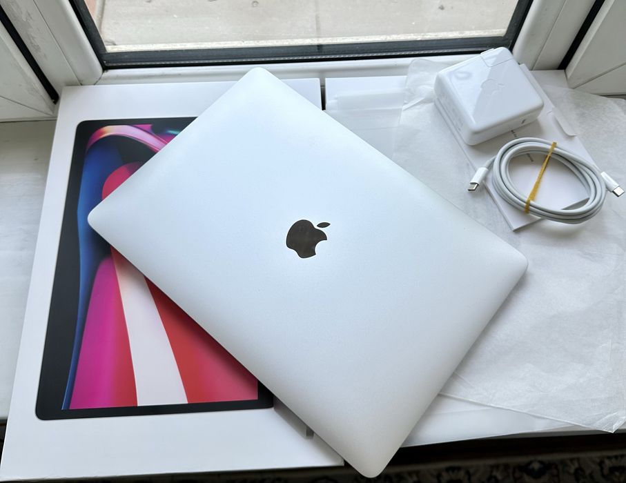 MacBook Pro M2 Silver 8/256GB 99%