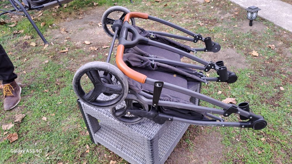 Комбинирана количка за близнаци и кошчета за кола в комплект