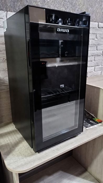 Холодильник мини витрина Aiwa