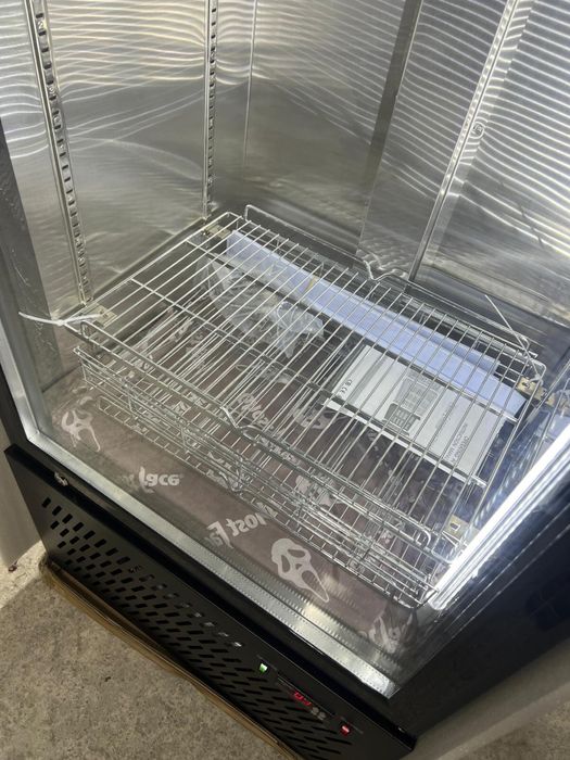 Vitrina frigorifica neagra cu racire prin ventilatie