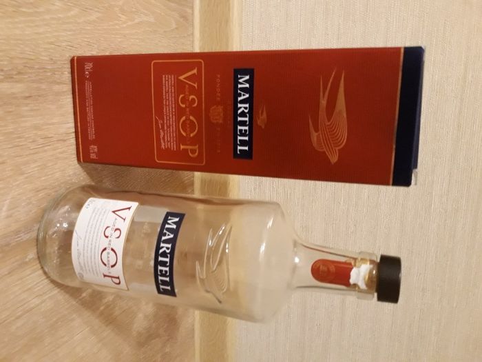 Бутилка с кутия от коняк Martell V.S.О.Р red barrels за колекция