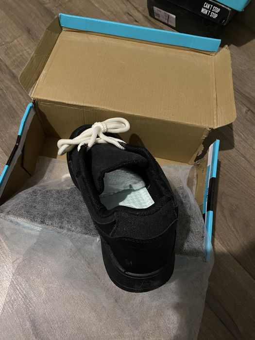 Новые черные кроссовки