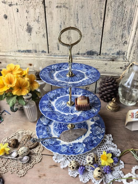 Английски порцеланов поднос на три нива 
​Описание:
П