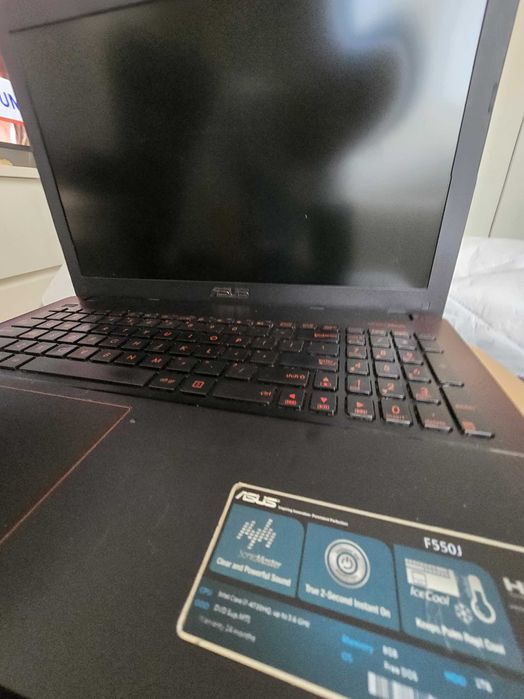 Vând laptop ASUS F550J