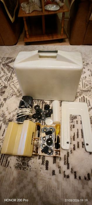 Mașină de cusut electrică , românească