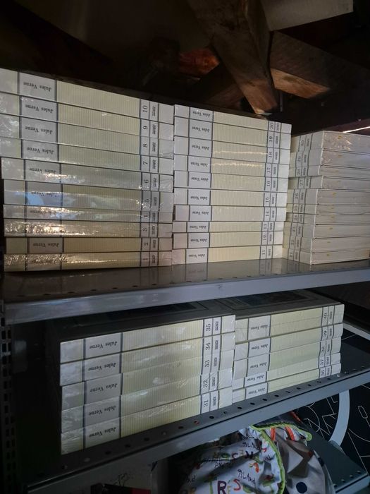 Vand colectie  Jules Verne - cartile sunt noi si contint 40 volume