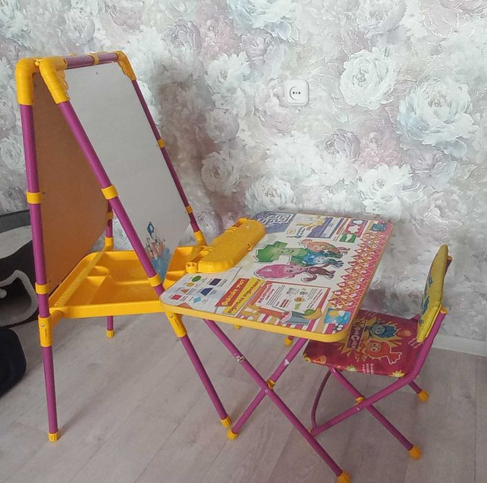 Детский столик, стул и мольберт