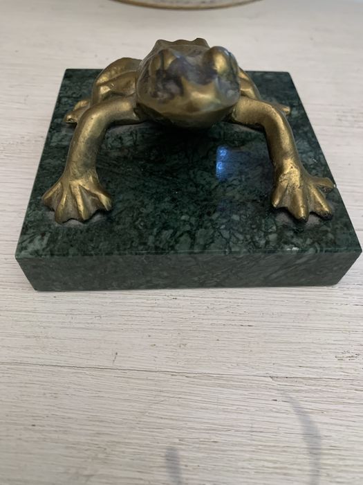 Жаба-метална върху мрамор