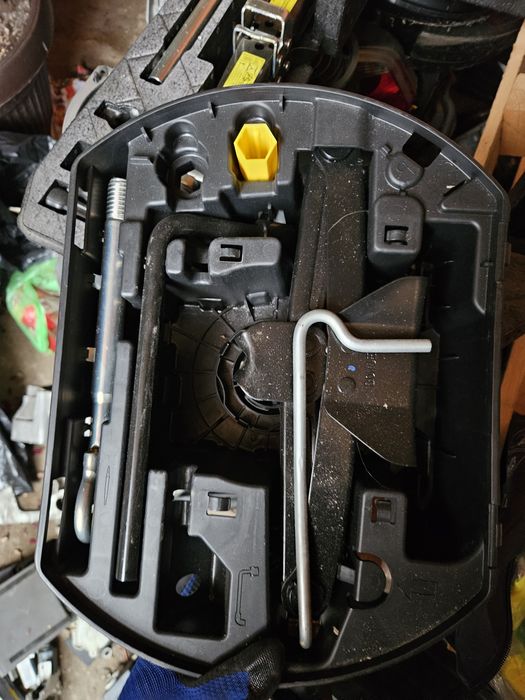 Резервна гума патерица с крик и ключ за Pejo 3008  ван135 80 18