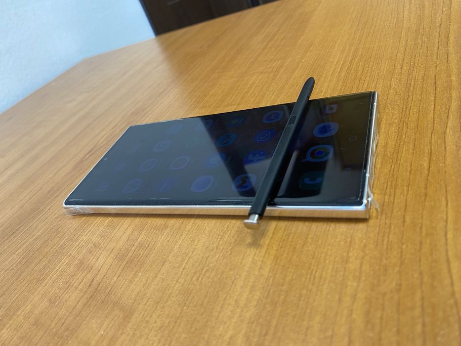 Samsung Galaxy S23 Ultra с аксесоари