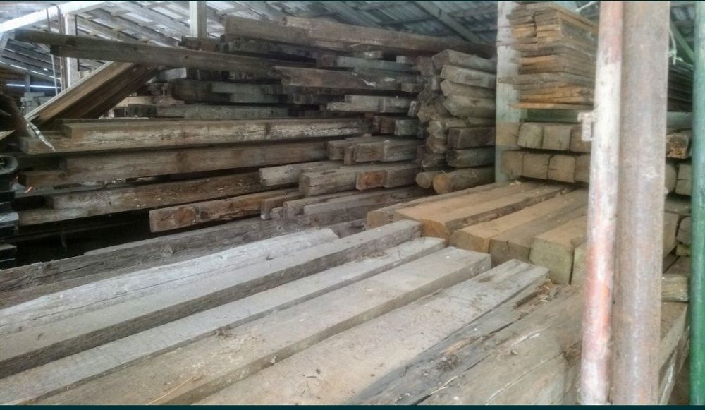 Piatră, cărămidă, grinzi, rigle, stâlpi/țăruși/uluci de gard, popi