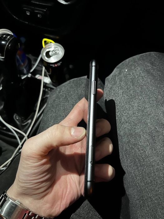 Продам айфон 11 в достойном состоянии