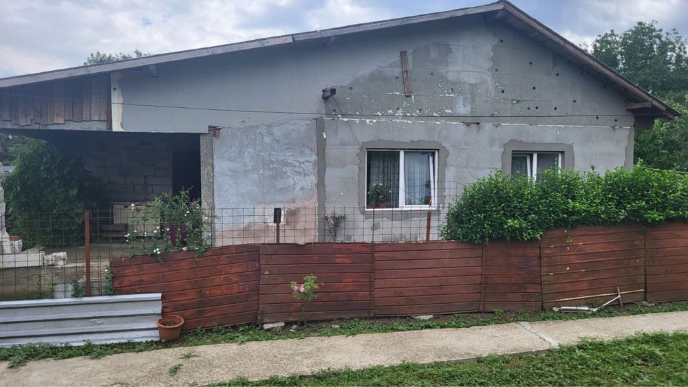 Casa curte petrechioaia surlari