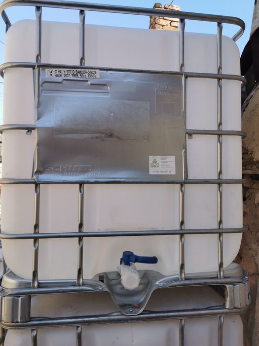 Bazine IBC 1000 l  butoaie . Cu posibilitate de transport.