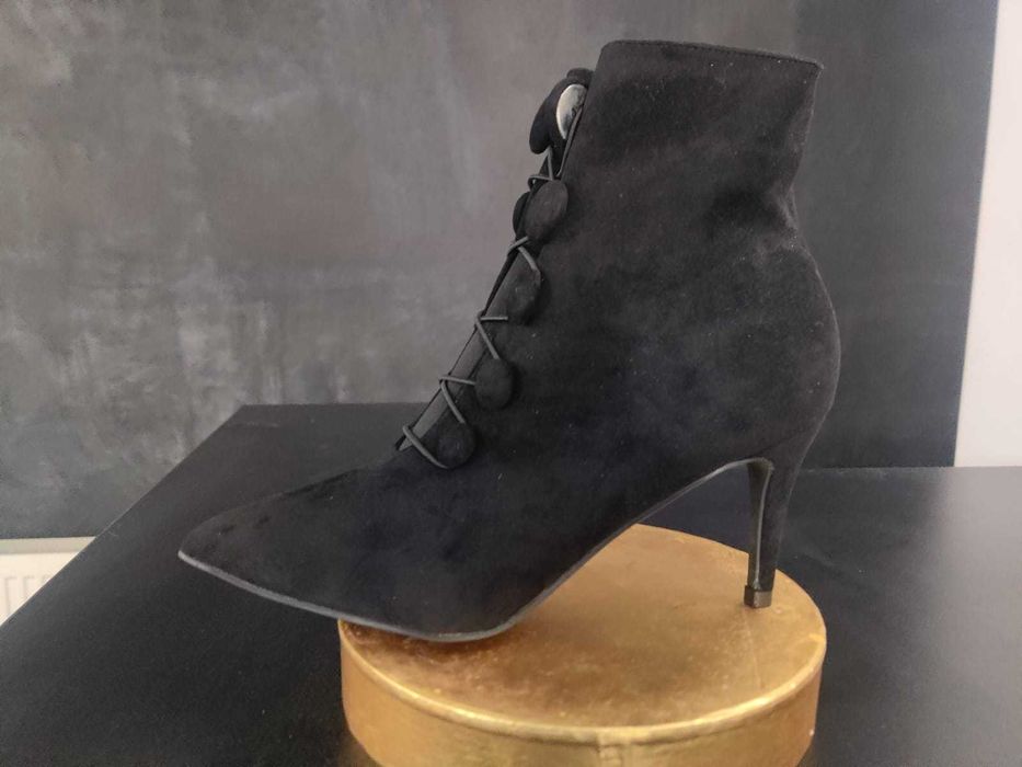 Botine negre, noi