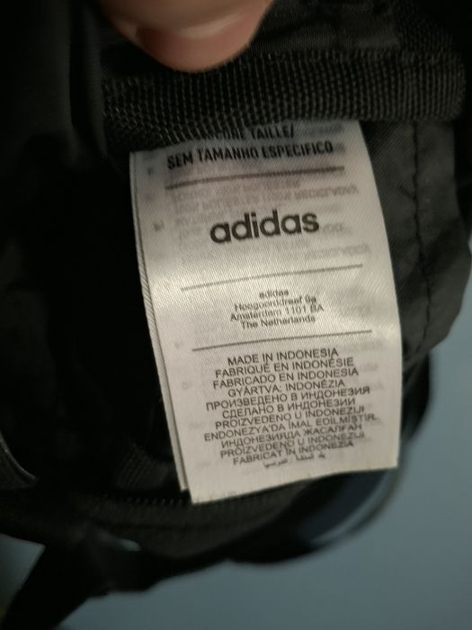 Чисто нова чатна Adidas