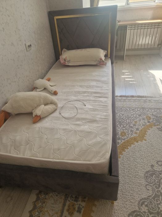 Продается диван  б/у.купили недавно.