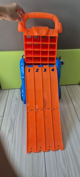 Valiza cu piste de curse si spatiu depozitare 20 masinute Hot Wheels
