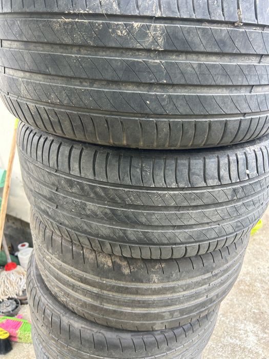235 45 18 Goodyer si Michelin vara