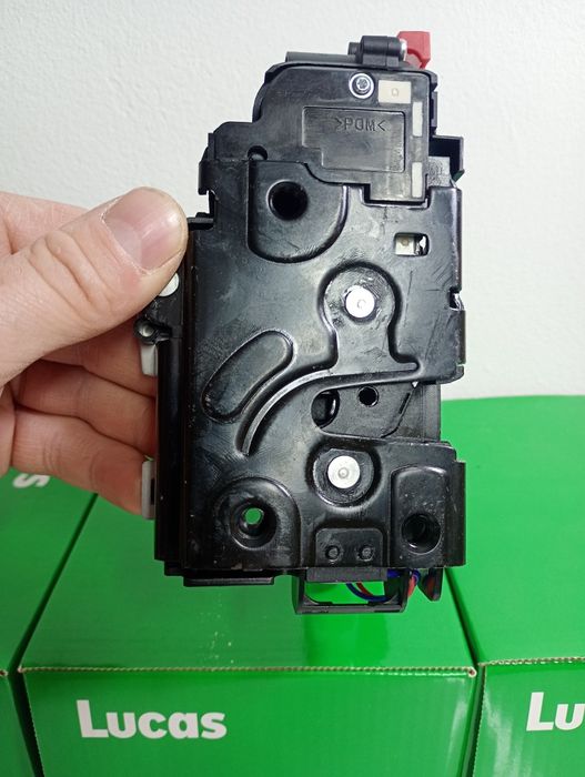 Замок двери передней левой