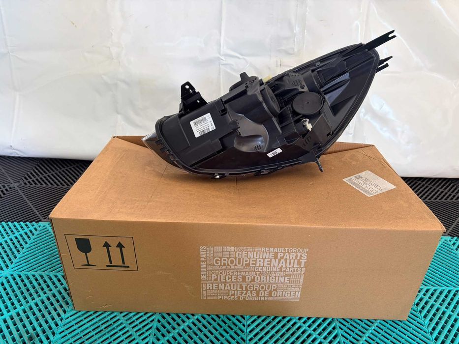 Far dreapta fata Renault Clio 4 2012-2016 nou original Renault