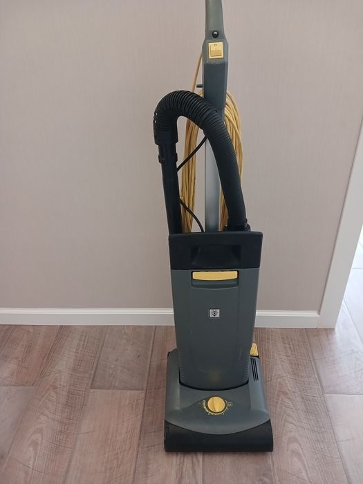 Продам профессиональный пылесос  karcher cv 30/1