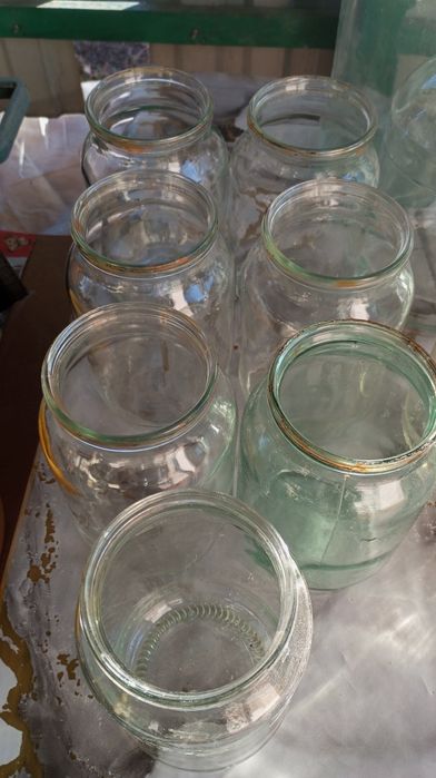 Банки  разные и бутылки.