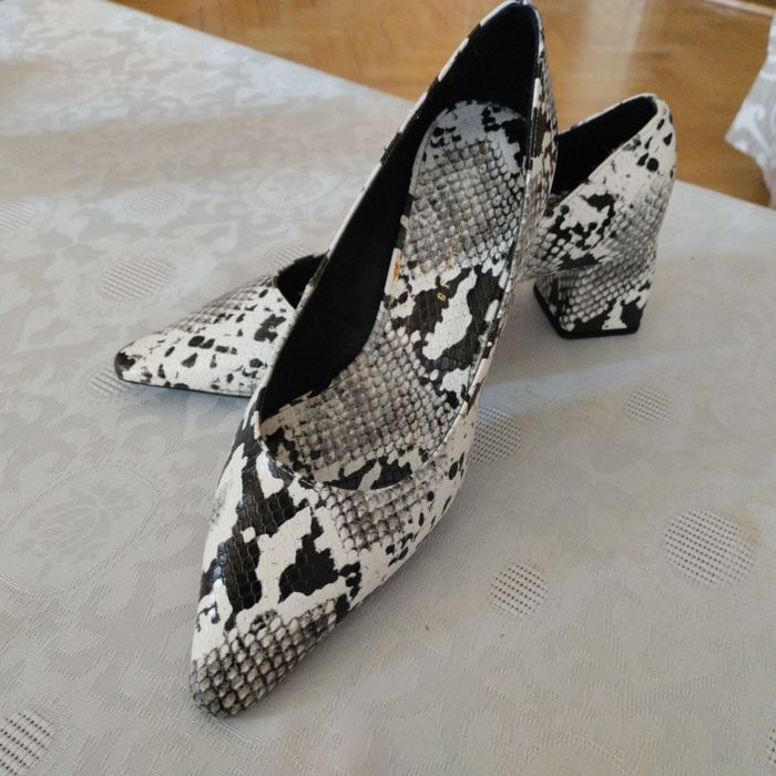 Нови затворени обувки.