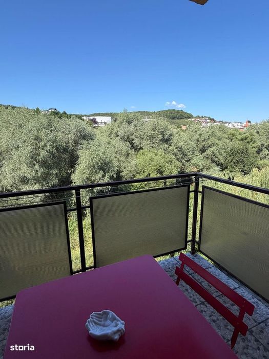 Apartament cu 2 camere, balcon deasupra pârâului și vedere spre pădure