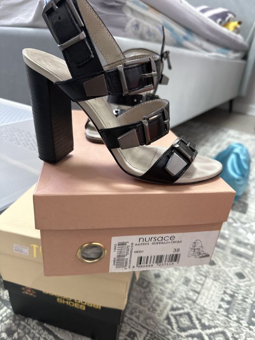 Продам босоножки Nursace 38 размер