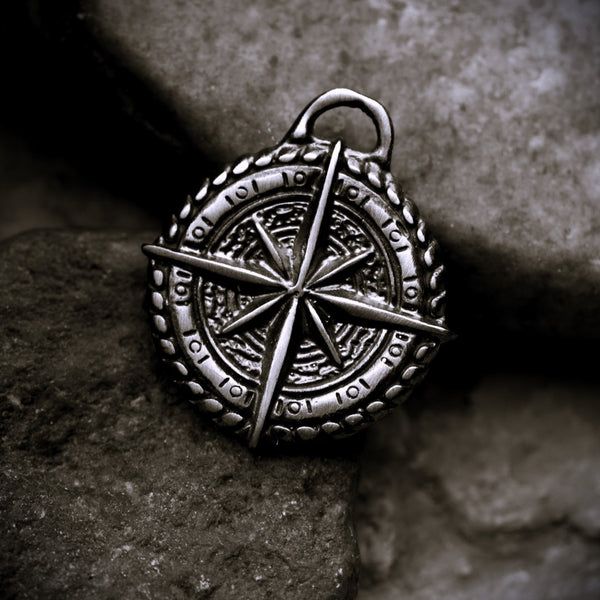 Сребърен медальон 925 „Компас“ – талисман за посока, закрила и сила