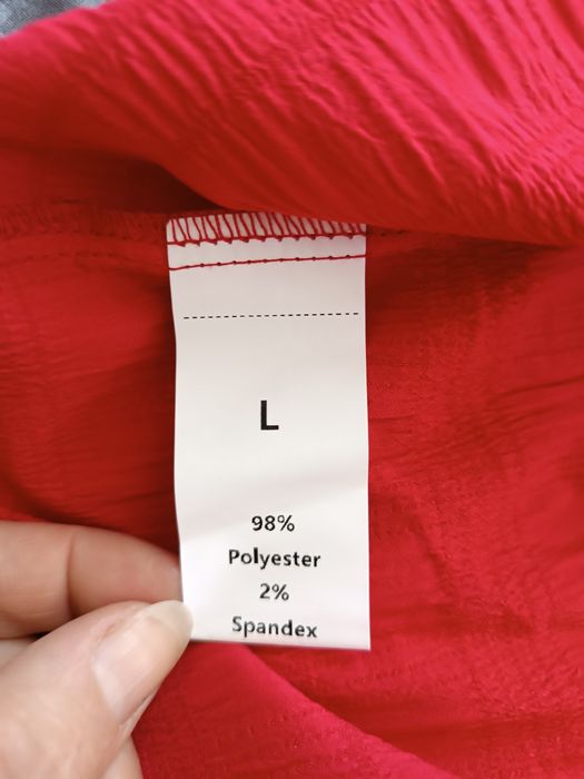 Червена рокля с интересен гръб