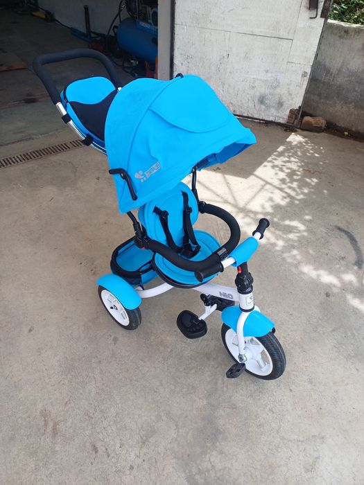 Триколка с помпещи гуми