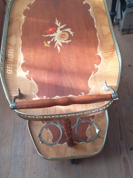 Продавам помощна количка подвижно барче интарзия флорални мотиви