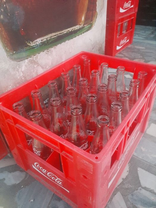 Cola yashik shishasi bilan