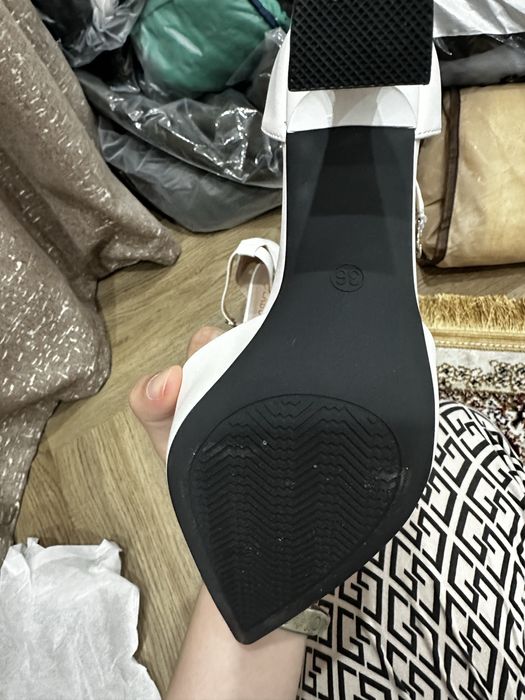 Каблуки белые с стразами