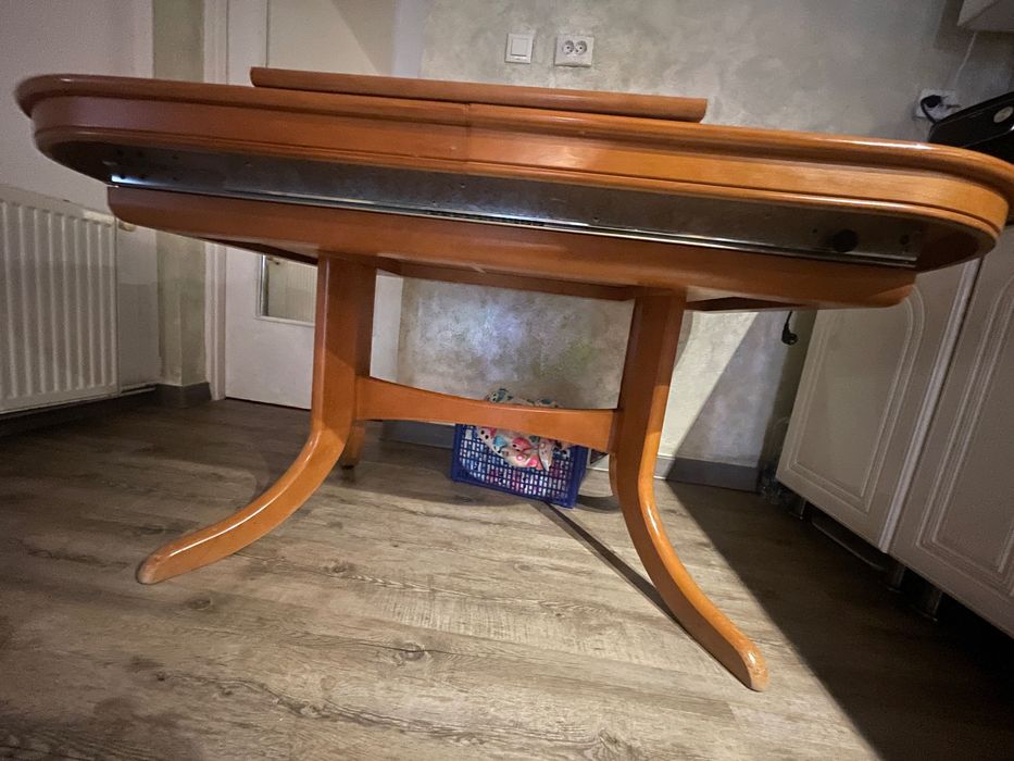 Vand masa extensibilă până la 8 persoane.