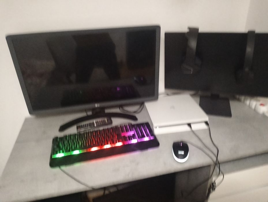 Setup gaming tastatura mouse 2 monitoare PlayStation 4 căști .